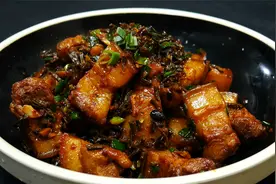 大厨教你干豆角烧肉的家常做法，肉肥而不腻，香辣又下饭视频封面