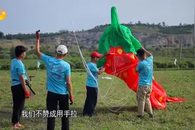 放飞大型风筝时儿童如何注意安全？专家敲响安全警钟|新闻大求真视频封面