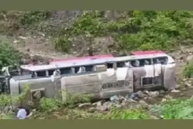 重庆城口客车侧翻：司机已被警方控制，死者事发时未系安全带视频封面