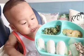 爸爸教一岁宝宝用勺子自己吃饭，宝宝有模有样跟着学，能学会吗？视频封面