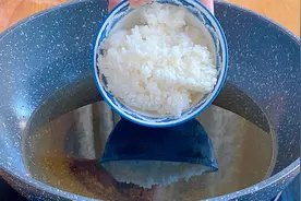 把糯米饭倒入滚烫的油锅中，瞬间变美食，30年头一次见这做法，香视频封面