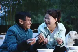 感恩！女孩带养父周游全国，背后故事太感人视频封面