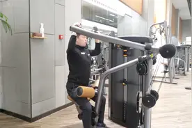 坐姿高位下拉基础教程，肌肉发力是关键，初学者要量力而行