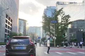 驾车新视角带你欣赏北京中关村街景，好干净、 繁华！视频封面