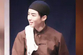 王俊凯戴瓜皮帽肩搭毛巾京味儿足 期末演出演店小二视频封面