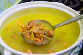 坐月子鸡汤要这样熬，搭配海鲜一起炖，汤鲜肉烂不油腻，太靠谱了视频封面