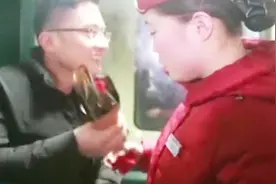 铁路工作情侣1分52秒短暂相聚饱含深情 网友:一定要娶她啊