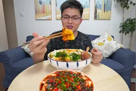 四川特色小吃“抄手”，巨麻巨辣的那种，满满一碗吃爽了视频封面