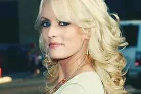 让美国前总统特朗普沦陷的女星stormy daniels视频封面