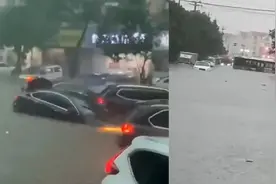 青岛发布暴雨红色预警：路段积水、车辆漂浮，当地紧急疏散群众视频封面