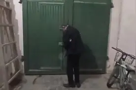 患病父亲凌晨起床要出门，看到女儿后拿出藏了2天的月饼，破防了视频封面