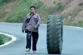 男子为了运送工友尸体，把他装进了轮胎，最后下坡的时候悲剧了视频封面