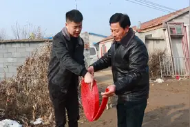 一大早，爸爸和弟弟放鞭炮迎新年，你们那边还让放鞭炮吗视频封面