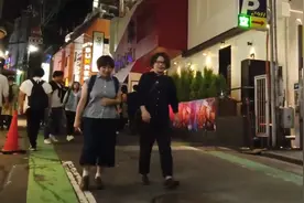 实拍东京繁华商业区，年轻背包客布满街头，靓女一个没望见视频封面