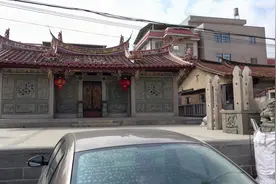 实拍厦门东埔村一角，这里有座张氏家庙，出了名人树了很多旗杆视频封面