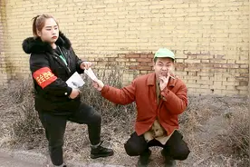 短剧：男子在公共场所抽烟被罚款，左罚200元右罚200元，过程真逗视频封面