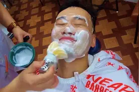 在男士理发馆体验专业修面，竟然还拔鼻毛！天津探店视频封面