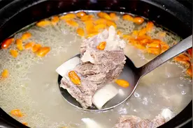 天气越来越冷了做一锅当归牛骨汤，有汤有肉，好喝又滋补