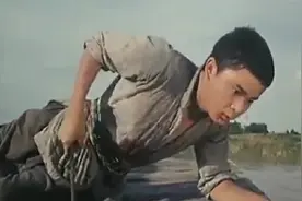 十天：阿峰毅然砍断拖船上的绳子，和敌人同归于尽！