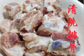 清洗排骨的正确方法，只用放一点它，脏东西全泡出，血水腥味全无视频封面