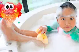 宝蓝玩泥巴把自己弄脏了，一起洗泡泡浴，泡泡水都漫出来了啦！