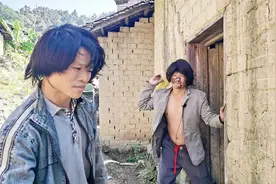 农村上个厕所都要占位，二货为了抢个茅坑竟然使出阴招，至于吗视频封面