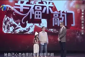 女儿有视力障碍，母亲陪着学习，直言：我是她的“眼睛”视频封面