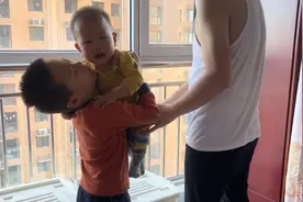 哥哥从爸爸手中接过哭闹弟弟，弟弟秒安静：家庭地位一目了然视频封面