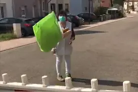 不容易！边境关闭，德国男子用钓鱼竿跨境买法国面包视频封面