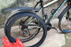 400块钱在闲鱼上买了这台自行车，还送了一个坐垫和两个轮胎！