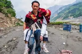 汶川地震后，父亲背着儿子遗体走25公里回家，一张照片感动了中国视频封面