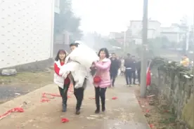江苏农村一帅哥结婚，新娘到家了，实在抱不动了，直接扛回家视频封面