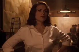 美女挑逗美队，下一秒直接亲吻她，结果被心爱的人撞见视频封面