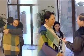 世纪大和解！宋丹丹倪萍时隔20年再相聚，抱头痛哭不忘互呛太感人视频封面