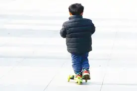 小孩子爱吃饼干是好事，但不能多吃，专家为你讲解原因视频封面