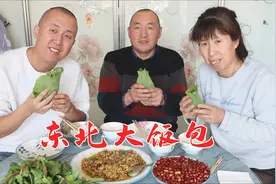 东北大饭包，用白菜叶配上鸡蛋酱，饭和菜拌在一起吃，老香了视频封面