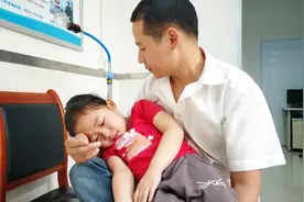 6岁农村女童有“耳结”，用药水稀释才能掏，爸爸看着好心疼！视频封面