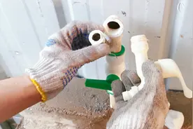 水龙头拧断在管里怎么办？水电工教你用一把大钳子，轻松取出断丝视频封面