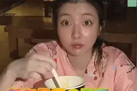 王思聪前女友素颜吃泡面，无美颜滤镜下，脸被嘲肿成发面馒头视频封面