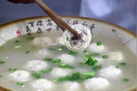 大厨分享豆腐肉丸的做法技巧，煮一煮绝不会散，简单营养不油不腻视频封面