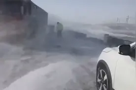 乌鲁木齐等地现风吹雪,交通出行严重受阻 交警风雪中救援被困车辆视频封面