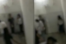 广东吴川一女学生在楼梯间被多人殴打，警方：滋事人已被依法传唤视频封面