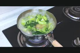居家懒人菜谱——芥菜五花肉汤，比你想象中还要简单的做法！视频封面
