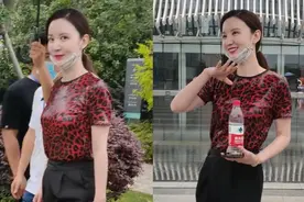 张萌和粉丝上演群口相声，不仅吐槽还撒娇，秀舞蹈求pick超主动视频封面