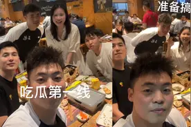 女生跟好朋友偷谈恋爱，聚餐时当众接吻公开恋情，朋友们表情各异视频封面