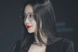 小三风波后angelbaby首度现身，黑色V领西装+眼镜御姐范十足视频封面