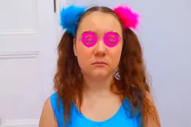 儿童视频：奶奶给小女孩买了一个超逼真的机器人，小女孩开心到爆视频封面