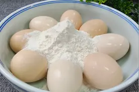 把面粉倒入鸡蛋里，真厉害，邻居奶奶用40年的方法，个个流油起沙视频封面