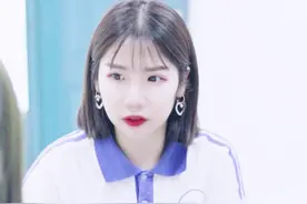 教室里悬挂恐怖纸条，灯光一闪一亮，是灵异事件还是他人所为呢？视频封面