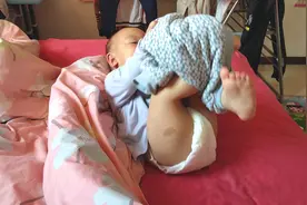 宝宝早上起来自己穿裤子，费了九牛二虎之力也没穿上，笑死我了视频封面